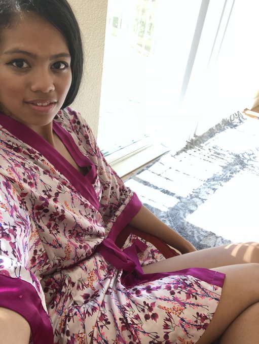 After a day off I&rsquo;m deciding to snack on my balcony (and with a robe that&rsquo;s maybe a little bit too open<a href="/tag/sexy"class="tags"><span>#sexy</span></a><a href="/tag/nationalvegetarianweek"class="tags"><span>#nationalvegetarianweek</span></a>