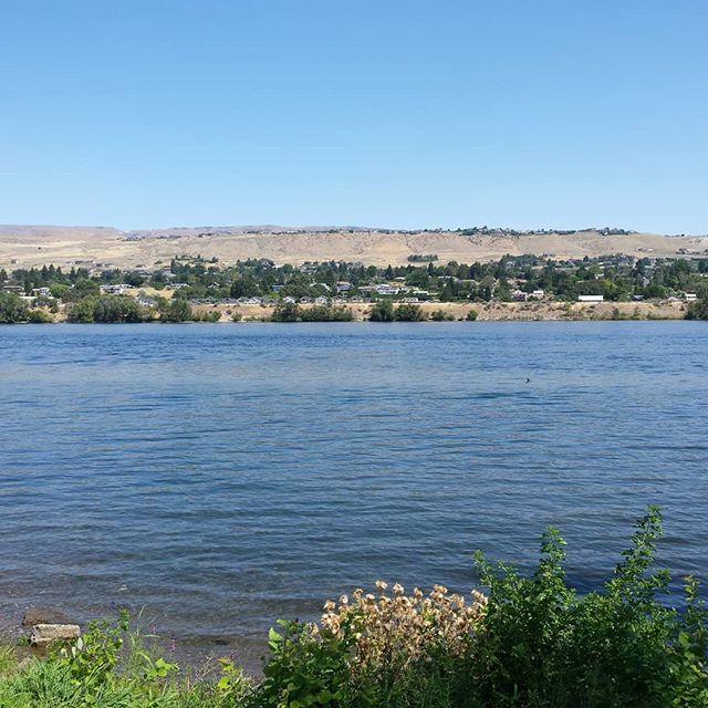 ColumbiaRiverr's tweet photo. The #ColumbiaRiver flowing in between #Wenatchee and #EastWenatchee. #TheColumbiaRiver https://t.co/nZWklC3aVf https://t.co/h3xD4pjmua