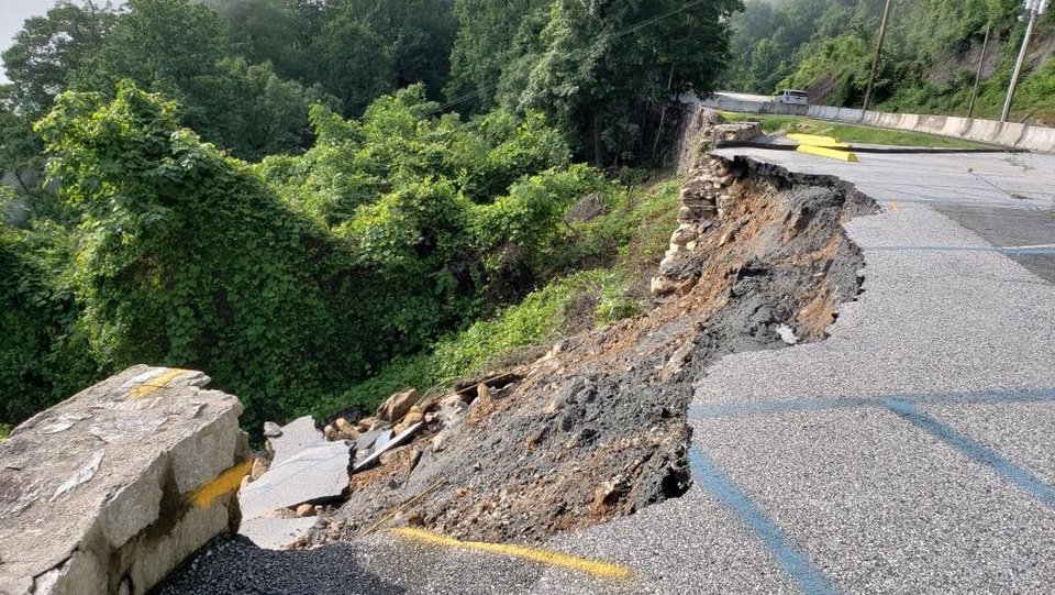 Retaining wall collapse closes Chimney Rock State Park bit.ly/2Lz0PwQ