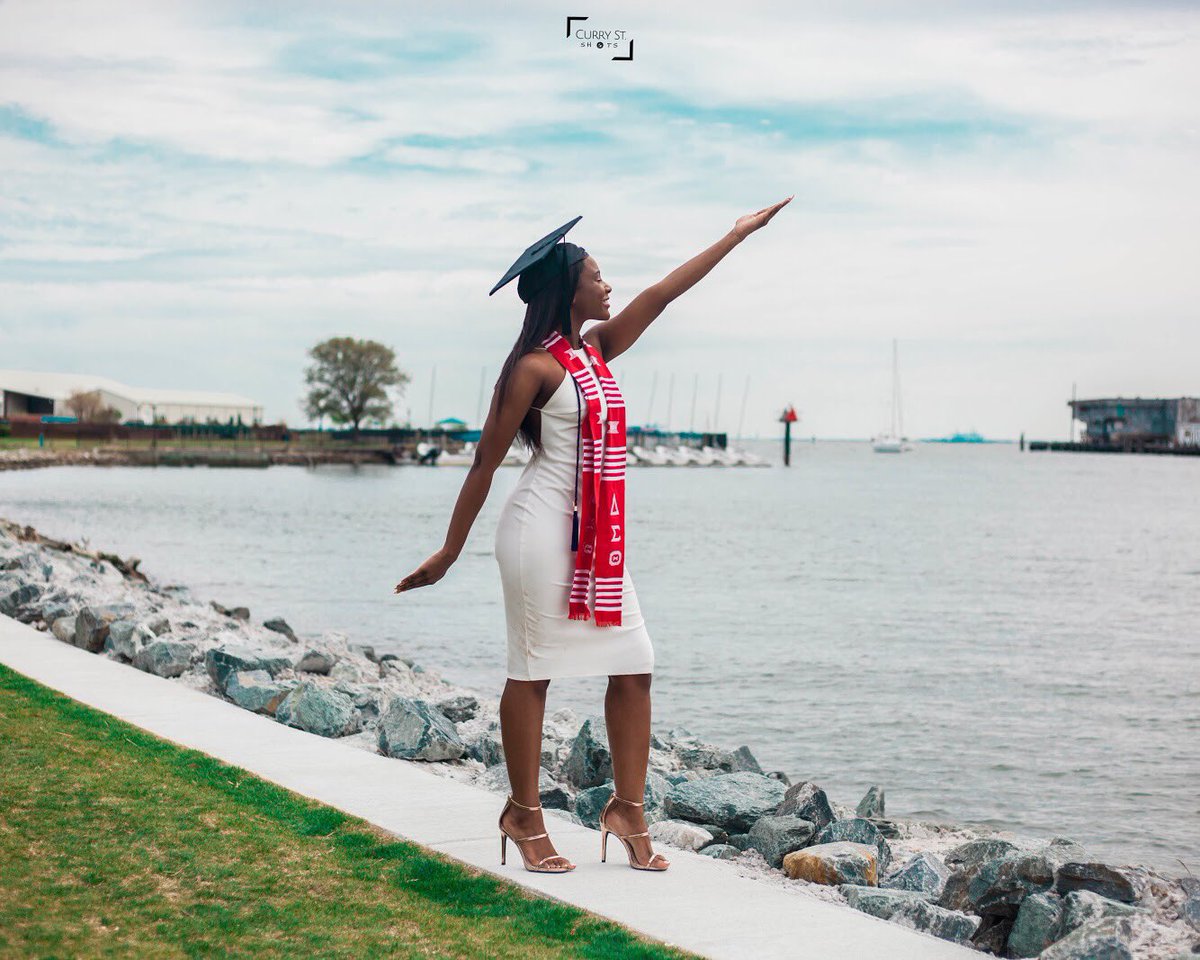 JaelinCollier's tweet photo. Thanks so much to Hampton Universityโs Class of 2018 for rocking with me this year on graduation portraits๐จ๐พโ๐๐ฉ๐พโ๐ #BlackGradMagic
#currystreetshots https://t.co/ATRQV5Mwy2