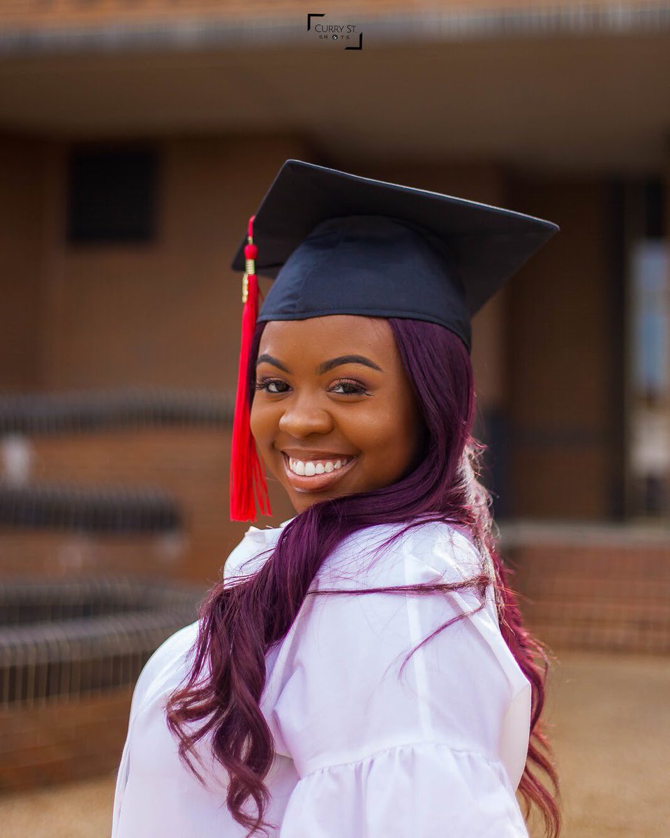 JaelinCollier's tweet photo. #BlackGradMagic https://t.co/pkdYgWQ7qN