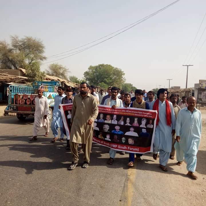 forum_mehran's tweet photo. پکا چانگ سے بھٹ شاہ تک لانگ مارچ.. صبح پیادل نکلنے والا قافلا کوٹ لالو پہنچ گیا.. بڑی تعداد میں لوگوں کا استقبال اور پھولوں کی ورکا..
#ReleaseMissingPersonsOfSindh
#MissingPersonsOfSindh https://t.co/IAYlcaJkeF