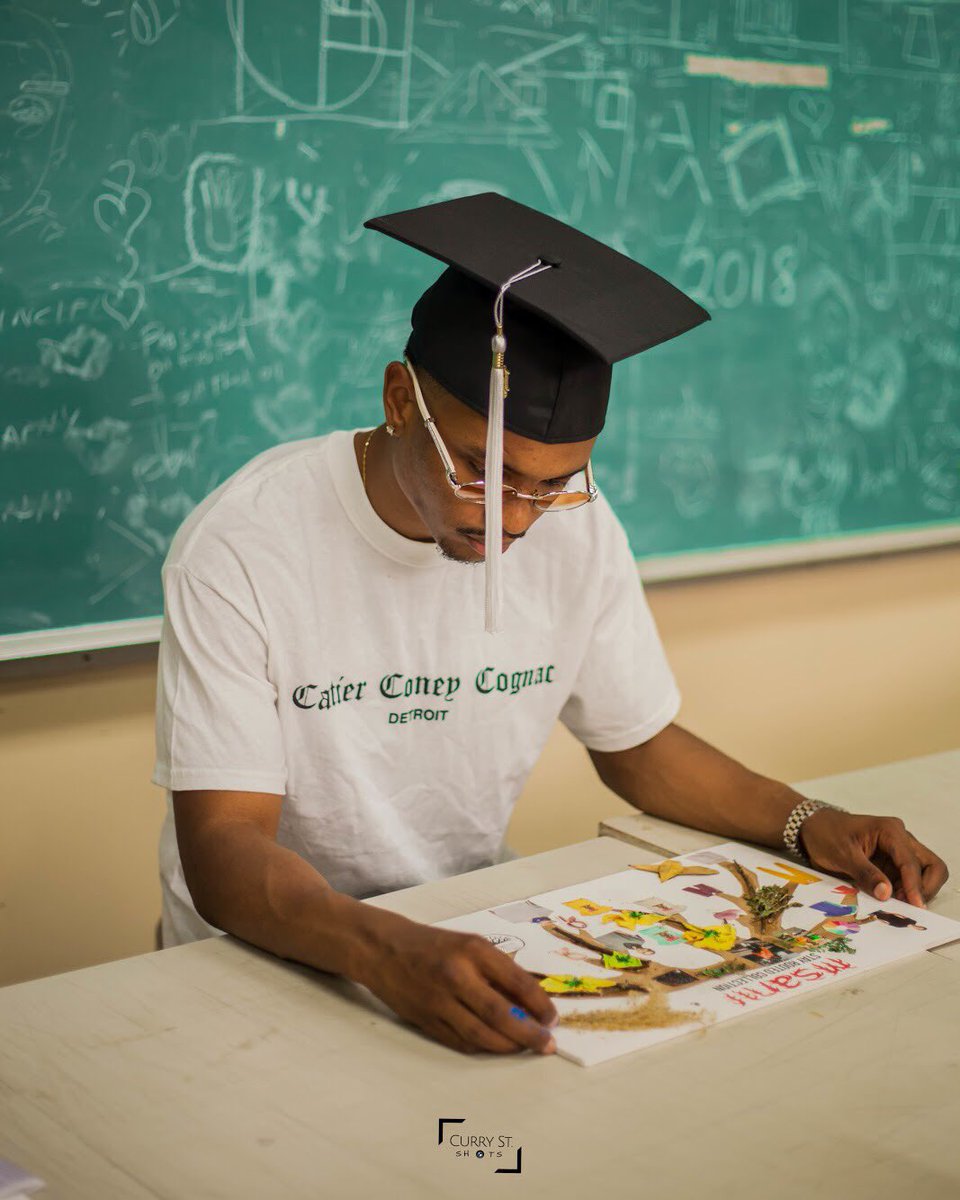 JaelinCollier's tweet photo. #BlackGradMagic https://t.co/DkxWSiYP0o