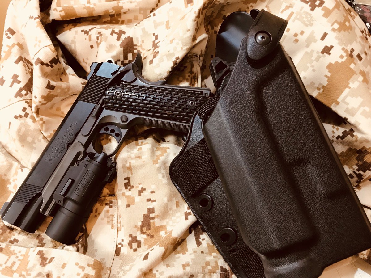 ガンショップ First 東京アメ横店 中古エアガン買取販売やってます サファリランドのレプリカホルスター大量入荷 ライト付の銃を収納可能 グロック系 M9系 P226系 Usp対応機種各種 色もブラック デザートをご用意 勿論マルイのm45a1も収納可能