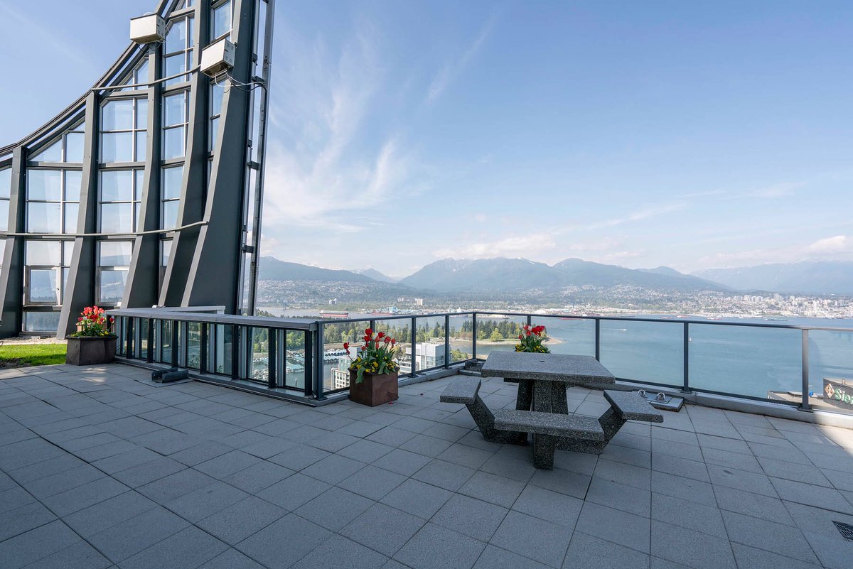 DaveHaboosheh's tweet photo. LUXURY TURN KEY HOME IN COAL HARBOUR!

Spacious 1-bedroom plus den with floor to ceiling windows. 

ROOF TOP SWIMMING POOL AND HOT TUB!

1804-1189 Melville St. 

Listed $898,000 https://t.co/sLTcH6Ctwh