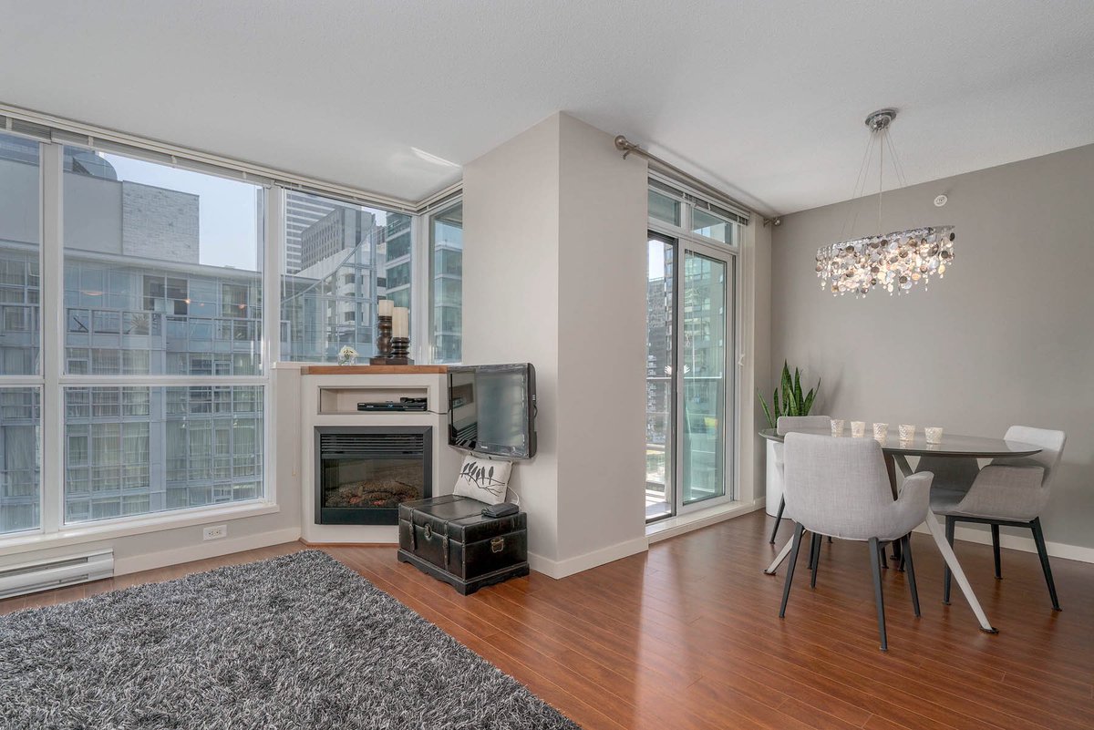 DaveHaboosheh's tweet photo. LUXURY TURN KEY HOME IN COAL HARBOUR!

Spacious 1-bedroom plus den with floor to ceiling windows. 

ROOF TOP SWIMMING POOL AND HOT TUB!

1804-1189 Melville St. 

Listed $898,000 https://t.co/sLTcH6Ctwh