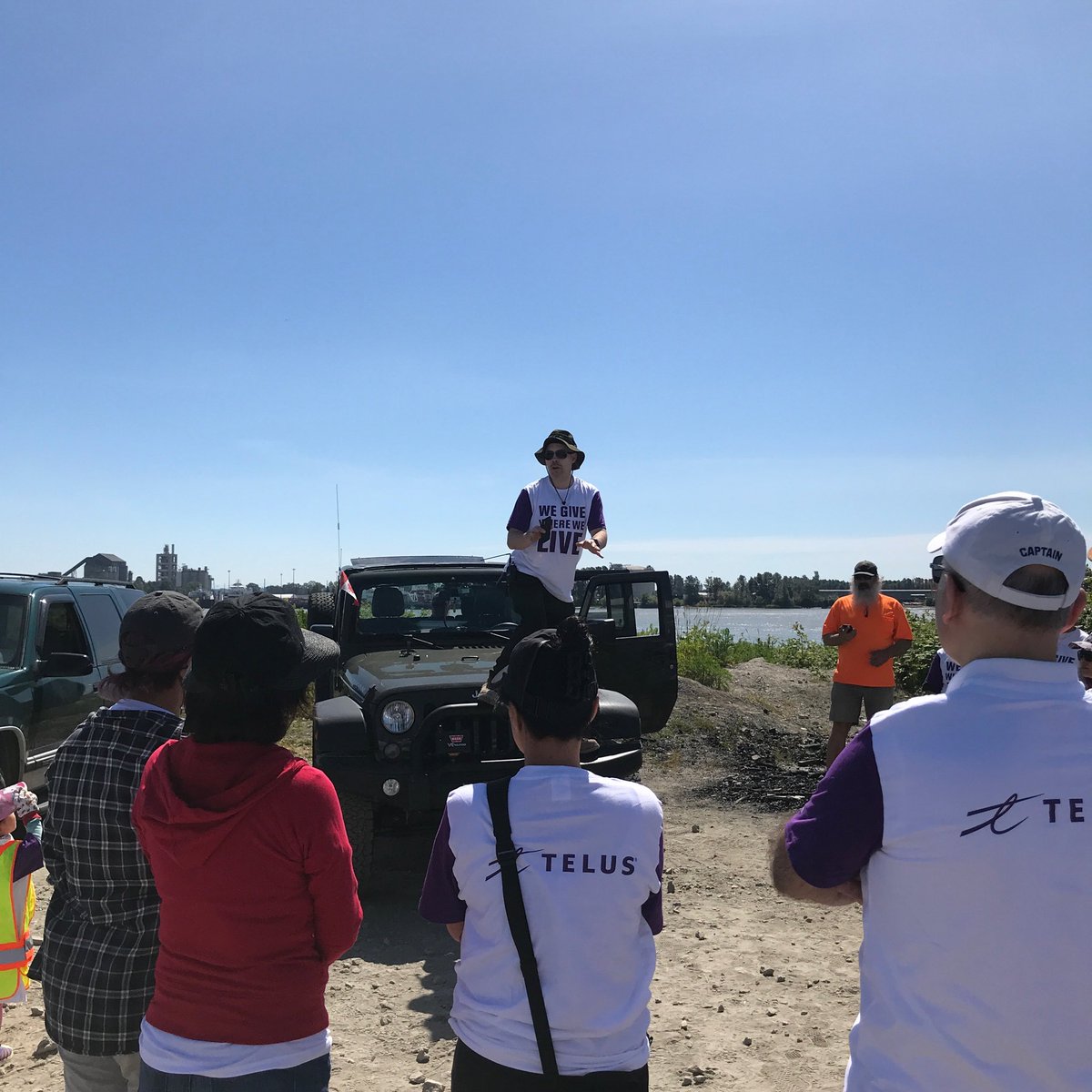 ZMansourati's tweet photo. Cleaning Triangle Beach in Richmond with @jannie_b . @TELUS #TELUS #TDOG #TelusDayOfGiving https://t.co/MgAzU6Rhli