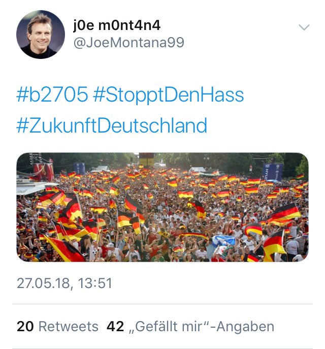 RechtsgegRechts's tweet photo. Noch so ein Faktenakrobat. Da offenbar nicht genug Teilnehmer bei #ZukunftDeutschland waren, nimmt er sich ein Bild auf dem Leute Fahnen schwingen und komische Fußbälle auf dem Kopf haben. Fußbälle? Warte. #fanmeile https://t.co/7NEjMdn6Hr