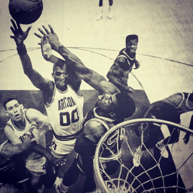 wildabout88's tweet photo. AC and Tolbert in the paint.🐻⬇️Photo by Thomas Weaver. The Arizona Daily Wildcat. #aplayersprogram #wildabout88 #beardown #anthonycook #tomtolbert #thomasweaver #dailywildcat https://t.co/0WW481V2RW