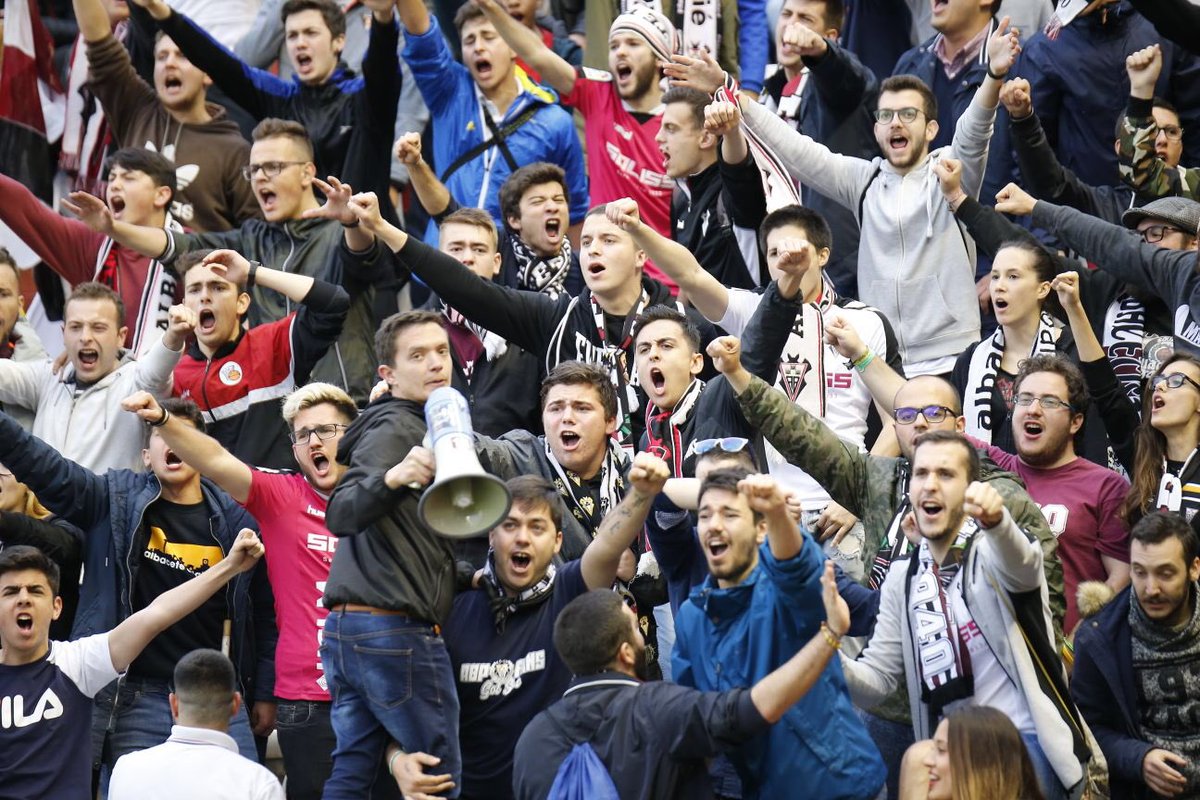 AlbaceteBPSAD's tweet photo. 📸 |Habéis estado, simplemente, 
ESPECTACULARES. ¡Gracias!

Todo trabajo, obtiene recompensa. Y el trabajo a lo largo de la temporada de este equipo y de esta afición, bien merece que se continúe viviendo esta Locura por el Alba en @LaLiga 

¡Lo conseguiremos! 

#AúpaAlba https://t.co/hoFSbCtScs