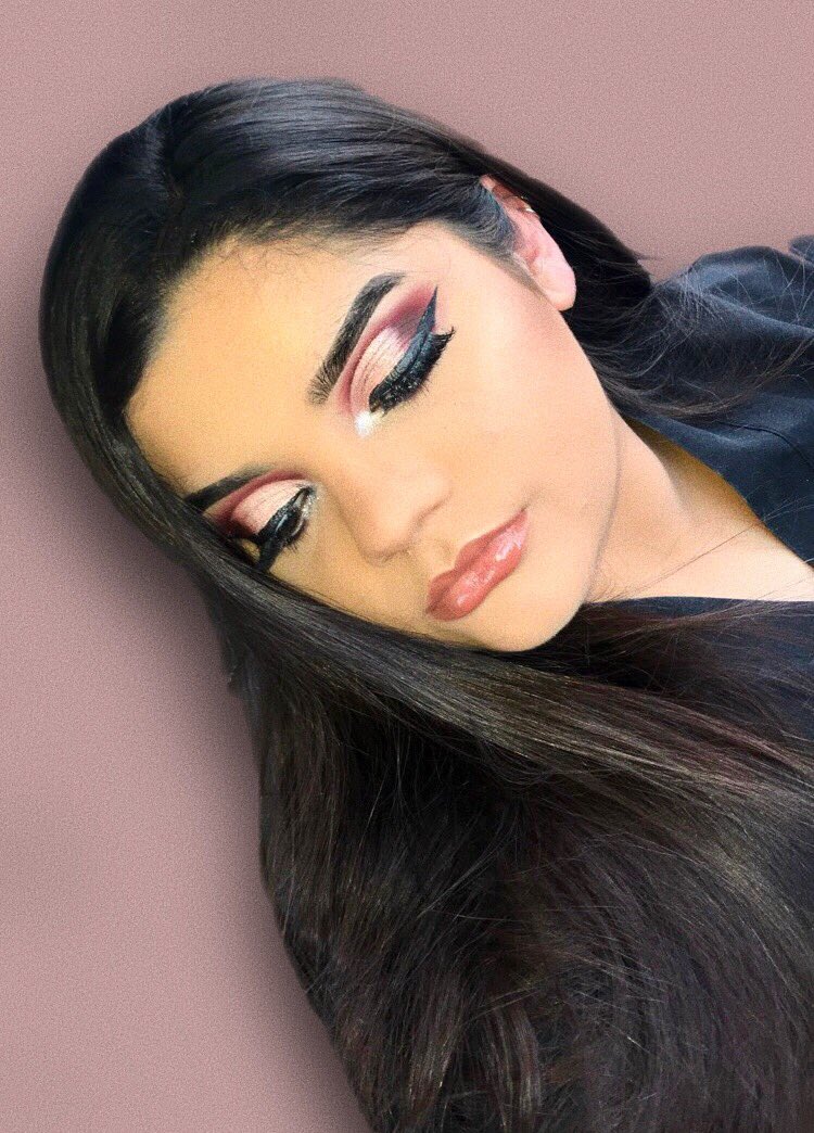 bflooo12's tweet photo. Another simple but glam look 🥀 https://t.co/oaNNDO3SNd