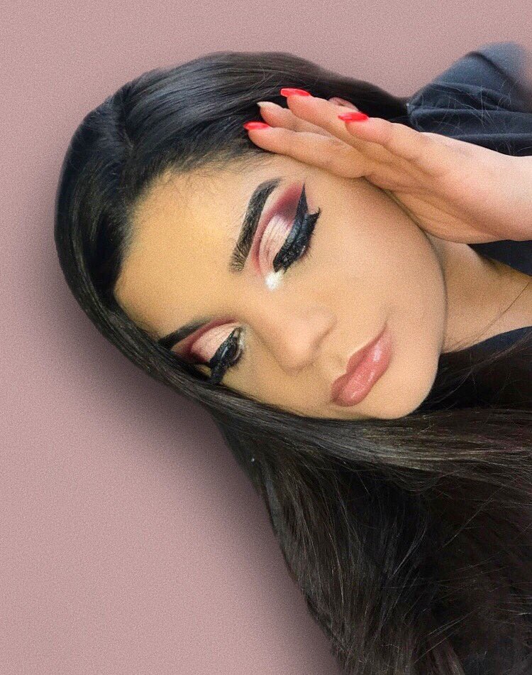 bflooo12's tweet photo. Another simple but glam look 🥀 https://t.co/oaNNDO3SNd