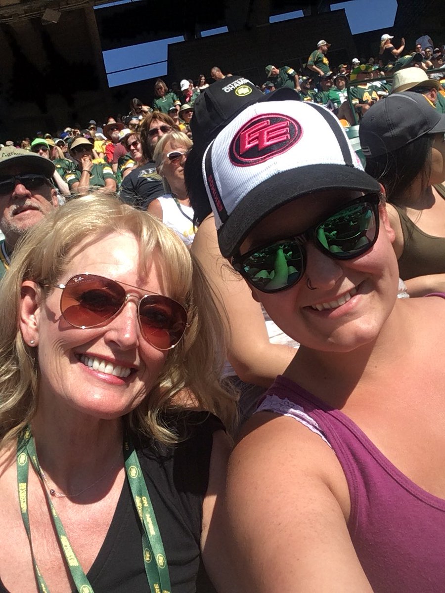 ElysePag's tweet photo. #AllHeartEsks https://t.co/wPeyV10kRM