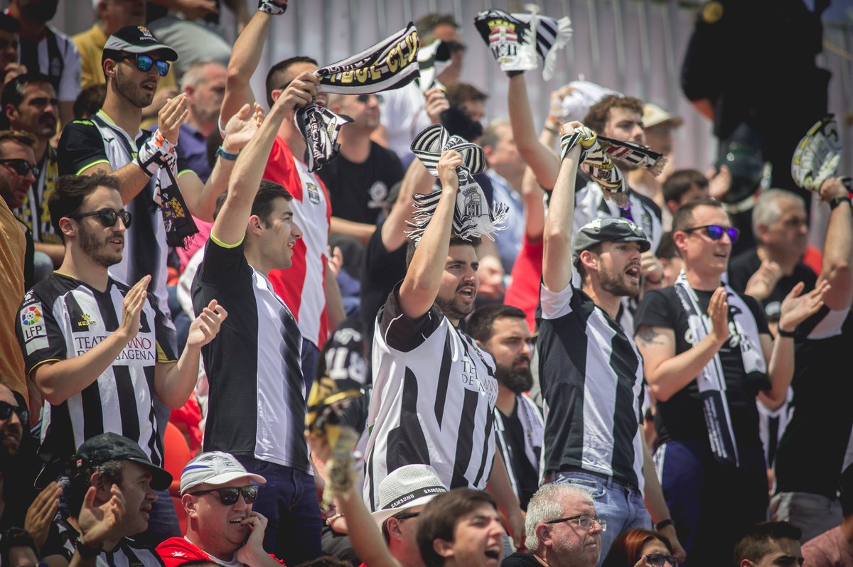 FCCartagena_efs's tweet photo. 🙌 GRACIAS por todos los mensajes de ánimo, por apoyarnos en todo momento en el campo o desde Cartagena... Fue un día muy duro pero con este equipazo nos levantaremos JUNTOS para pelear hasta el final, que nadie lo dude #SiempreEfesé ⚪️⚫️
📸@Andy13Cespedes https://t.co/pziaP5o4c4