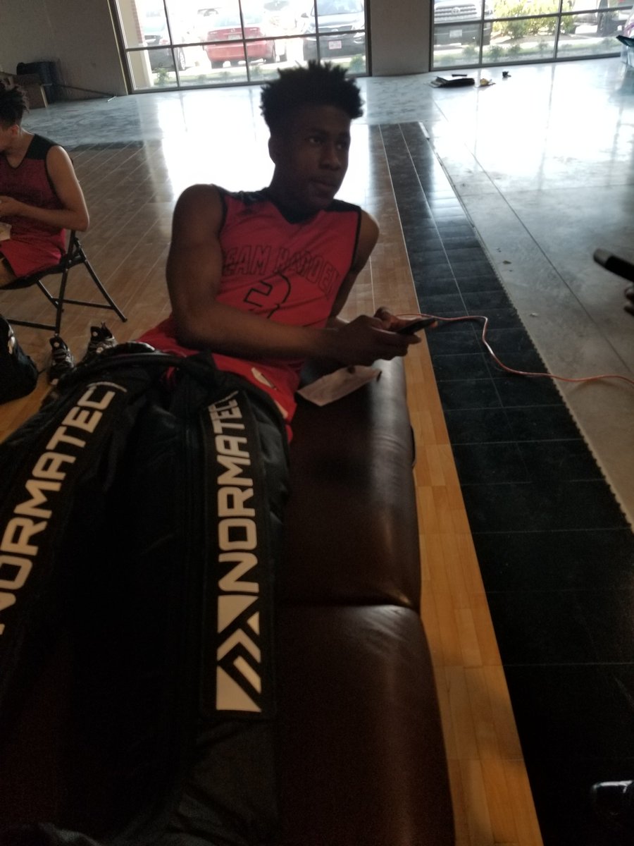 MobileRecovery's tweet photo. @iamjestinporter recovering like a PRO so he can dominate the next game! #healthyathletes #Normatec #TeamHarden #MobileRecoveryStation #AdidasGauntlet https://t.co/ww8TO70w6p