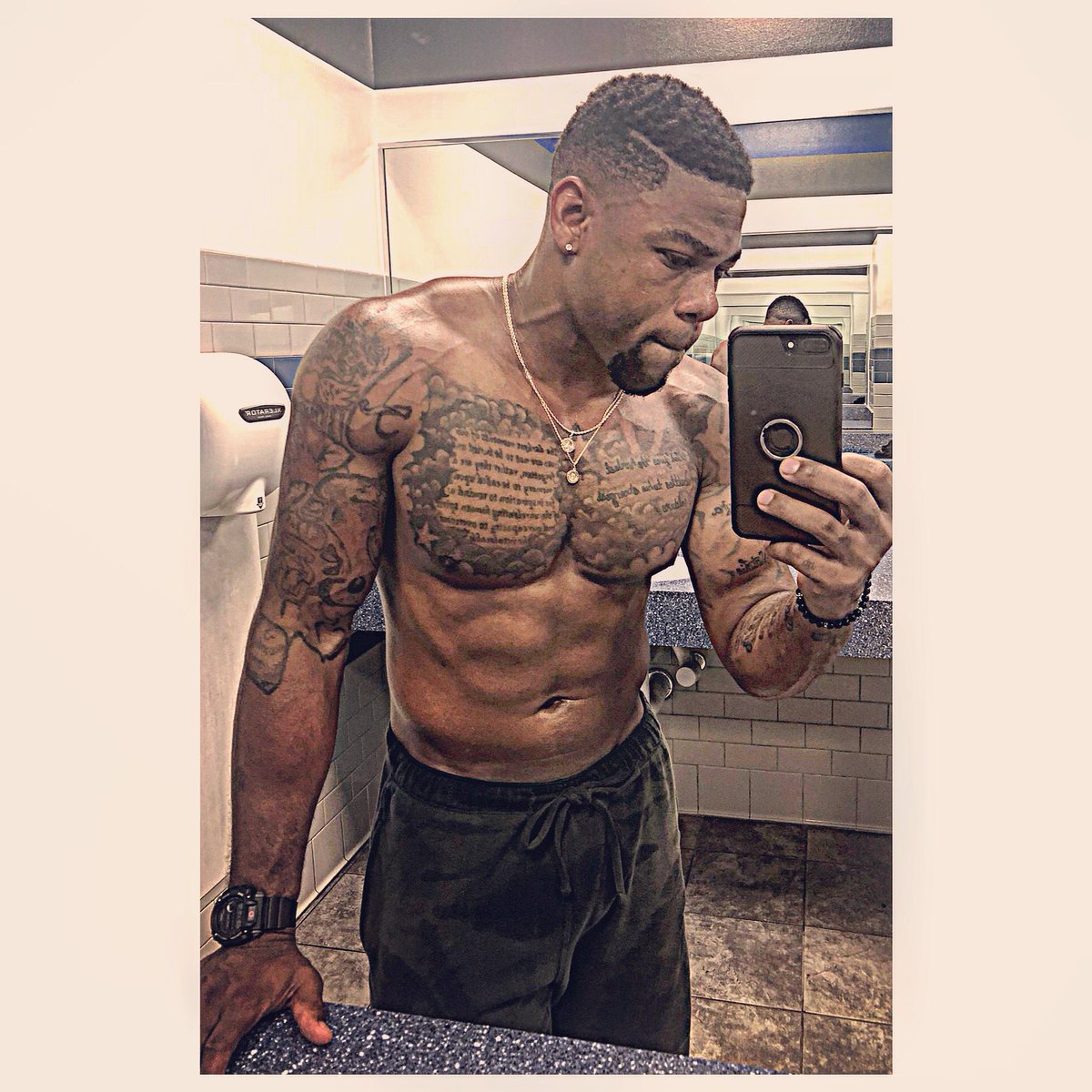FreddieBizzle2's tweet photo. Everyday you should be striving to become the best version of YOU❗️
—————————————————
#2BFIT Training ❗️ #outworkyesterday #healthylifestyle #fitnessmotivation #bodytransformation #gymmotivation #fitnessgoals #fitspiration #fitlifestyle #healthiswealth #personaltrainer https://t.co/NRNZHPhQGa