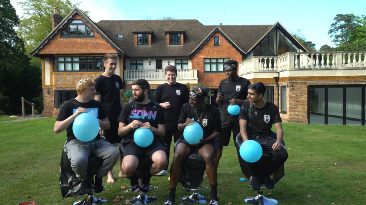 Noggle_Boggle's tweet photo. #sidemensunday
1.  I recommend watcging this pissed/tipsy af
2.Ive got chicken period on my fingers @Behzinga https://t.co/grPSey585J