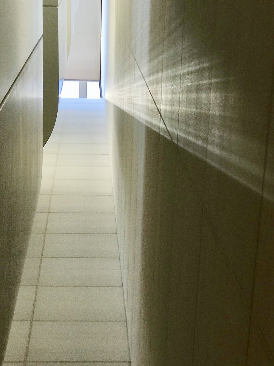 TinaTuan's tweet photo. Apple Design with futuristic lights, so nice. @tim_cook https://t.co/ubV4liQE32