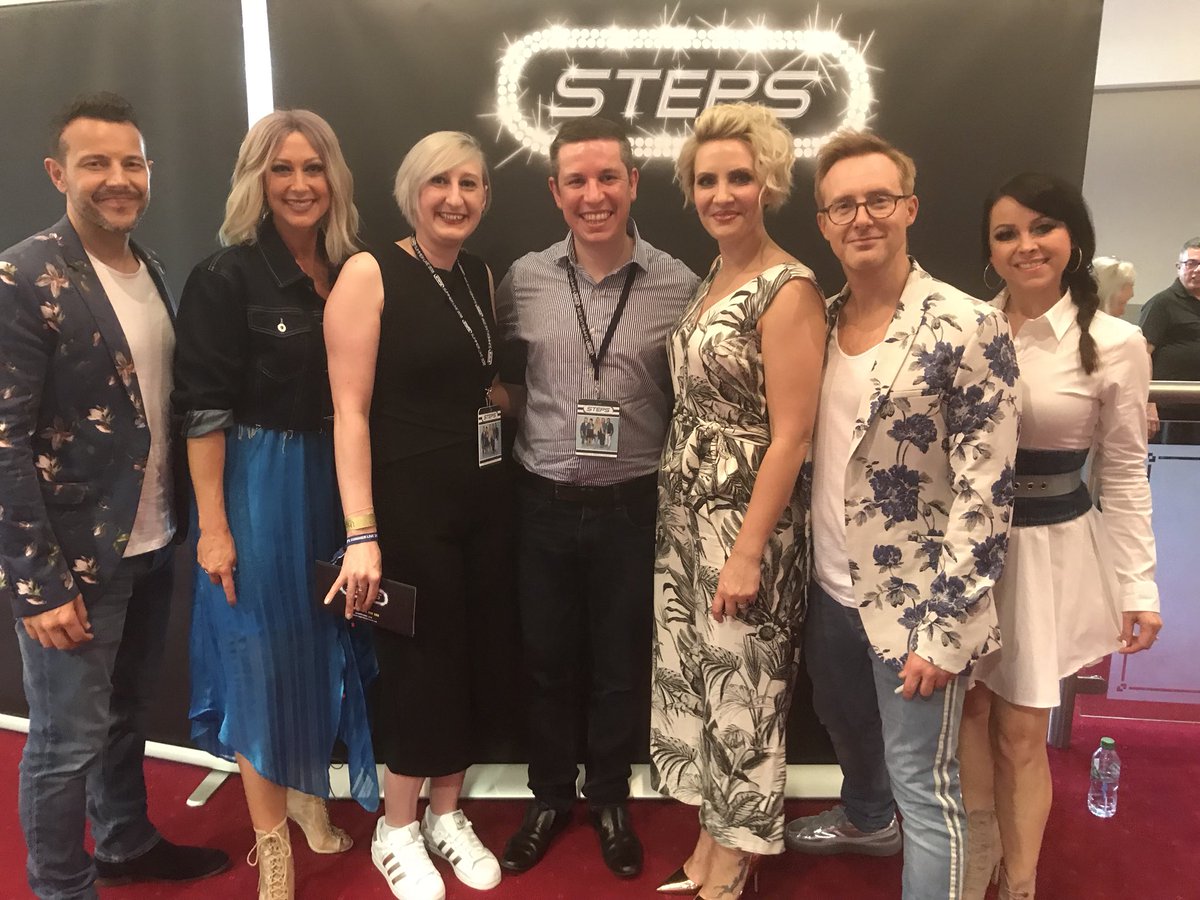 RWaters0809's tweet image. After 20 years I finally meet my fave 5! Total surreal moment! You were amazing! Lots of love 😍❤️💜 💃🏼🎆#SummerofSteps @_ClaireRichards @Faye_Tozer @LSLofficial @llatchfordevans @Ianhwatkins @OfficialSteps