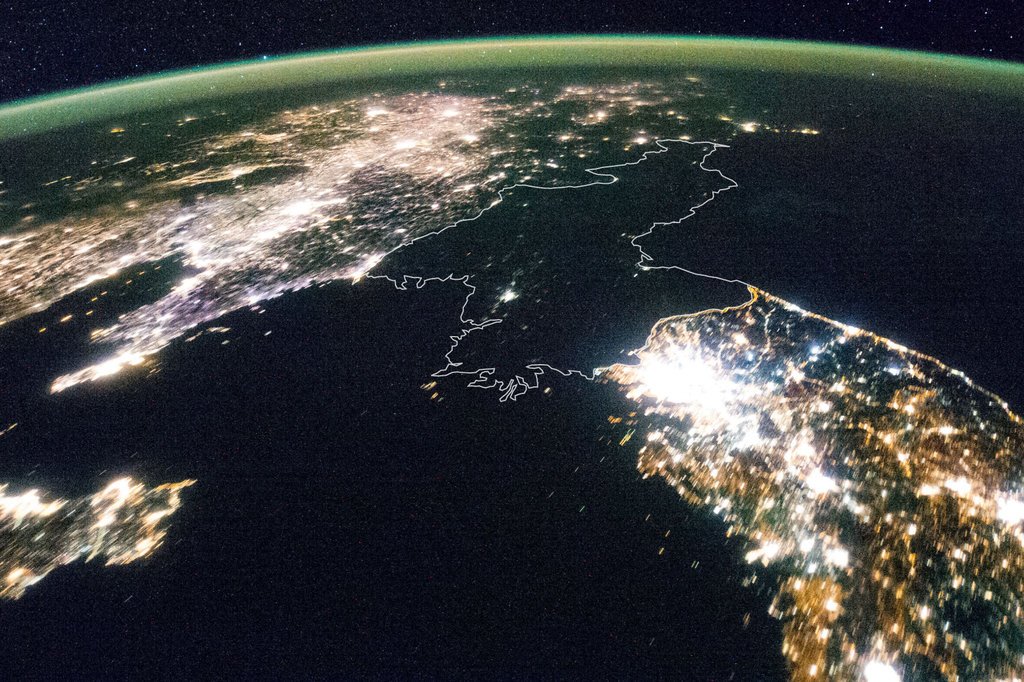 KenRoth's tweet photo. The lack of lights in North Korea reflects its utter poverty under Kim Jong Un's highly repressive rule. If Kim wants to change that, he should begin by liberating his people so they can prosper like their brothers and sisters to the south. https://t.co/tBpS4oiFJ3 https://t.co/ySmi9HmRDX