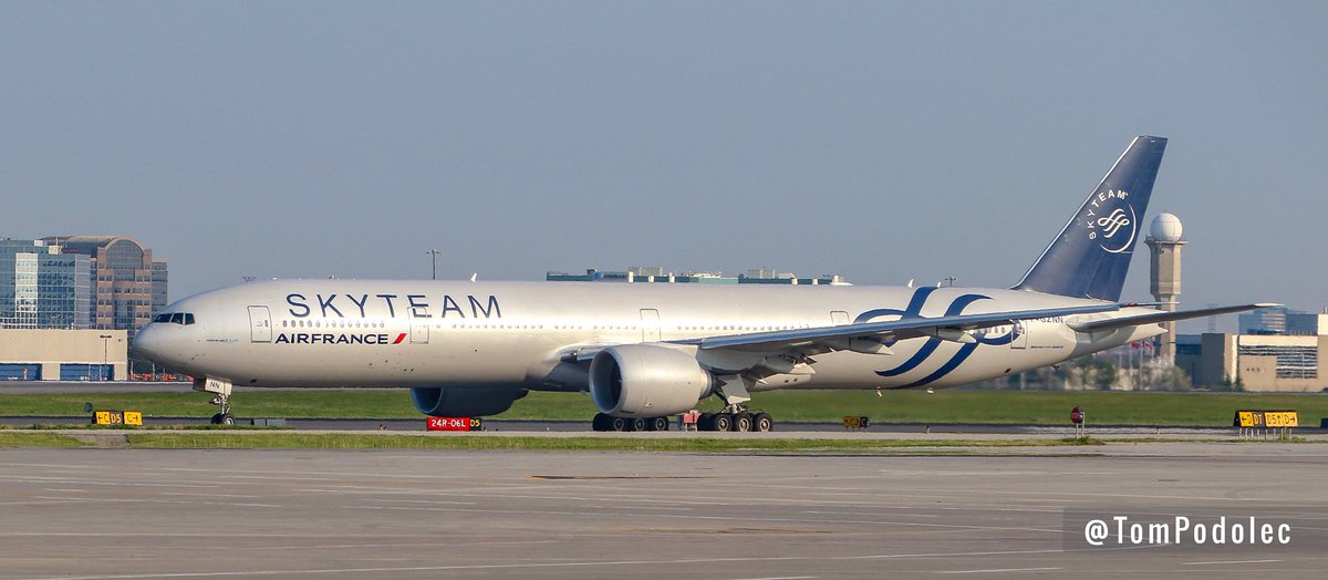 TomPodolec's tweet photo. PHOTO
Air France #AF351, Toronto to Paris, in SkyTeam livery, taxiing for departure on runway 24R.
F-GZNN Boeing 777-300 https://t.co/4OfwsrrMdp