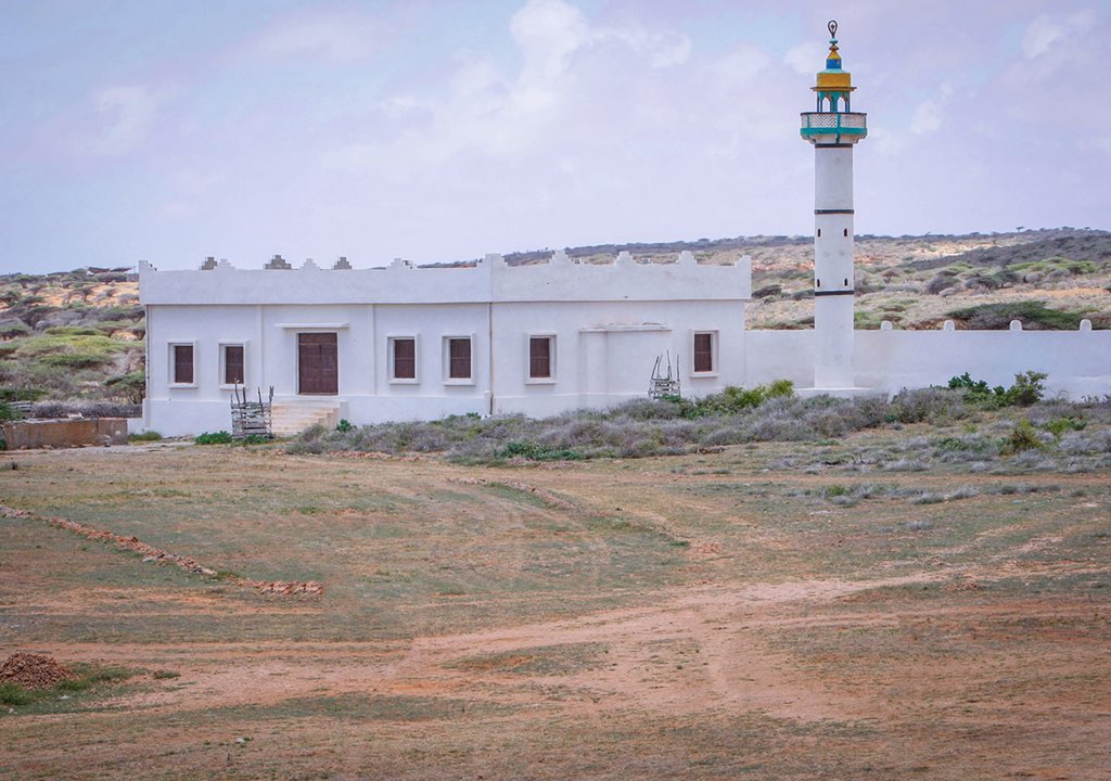 Somarchitecture's tweet photo. 12/30 Kismayo, do you know what the mosque is called ? πΈ Edited* π . #ramadan #Kismaayo #somalia #somaliarchitecture #architecture #nabadiyonolol #architecturelovers #somalimosque #ramadan #vintagearchitecture #cityscape #city #cities #reform #repair #restore #reclaim https://t.co/yesVW0NozU