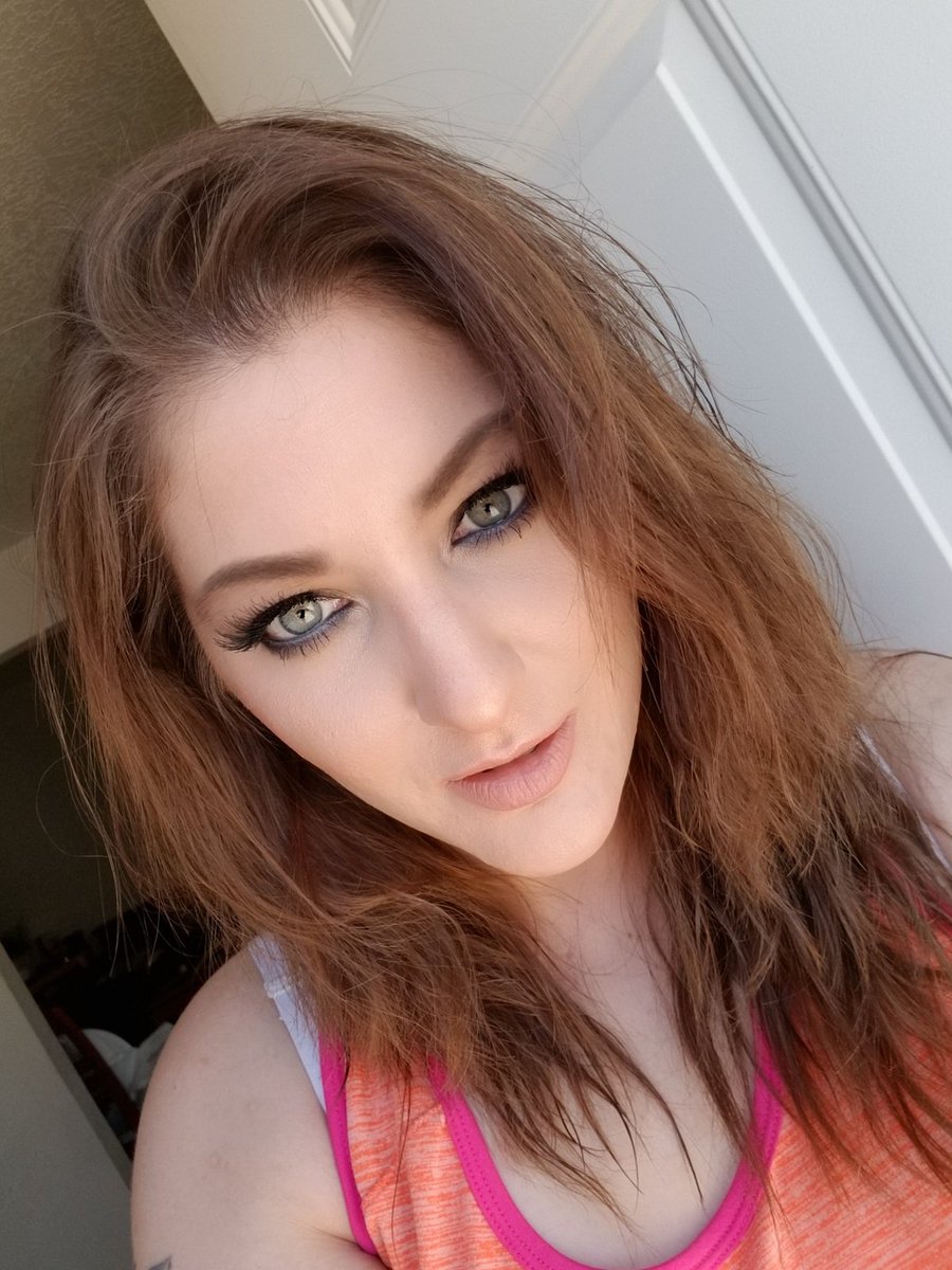 StevieLopezMUA's tweet photo. It's a smokey eye kind of day @Lisa_Eldridge! With a @HaloBeauty glow! Thanks @tatiwestbrook! Also thank you @Jaclynhill for making like the best pallet ever! #smokeyeye #mylisalook #tatimademedoit #makeup #essencecosmetics  #GlowKit #AnastasiaBeverlyHills https://t.co/Tt03iWCLPG