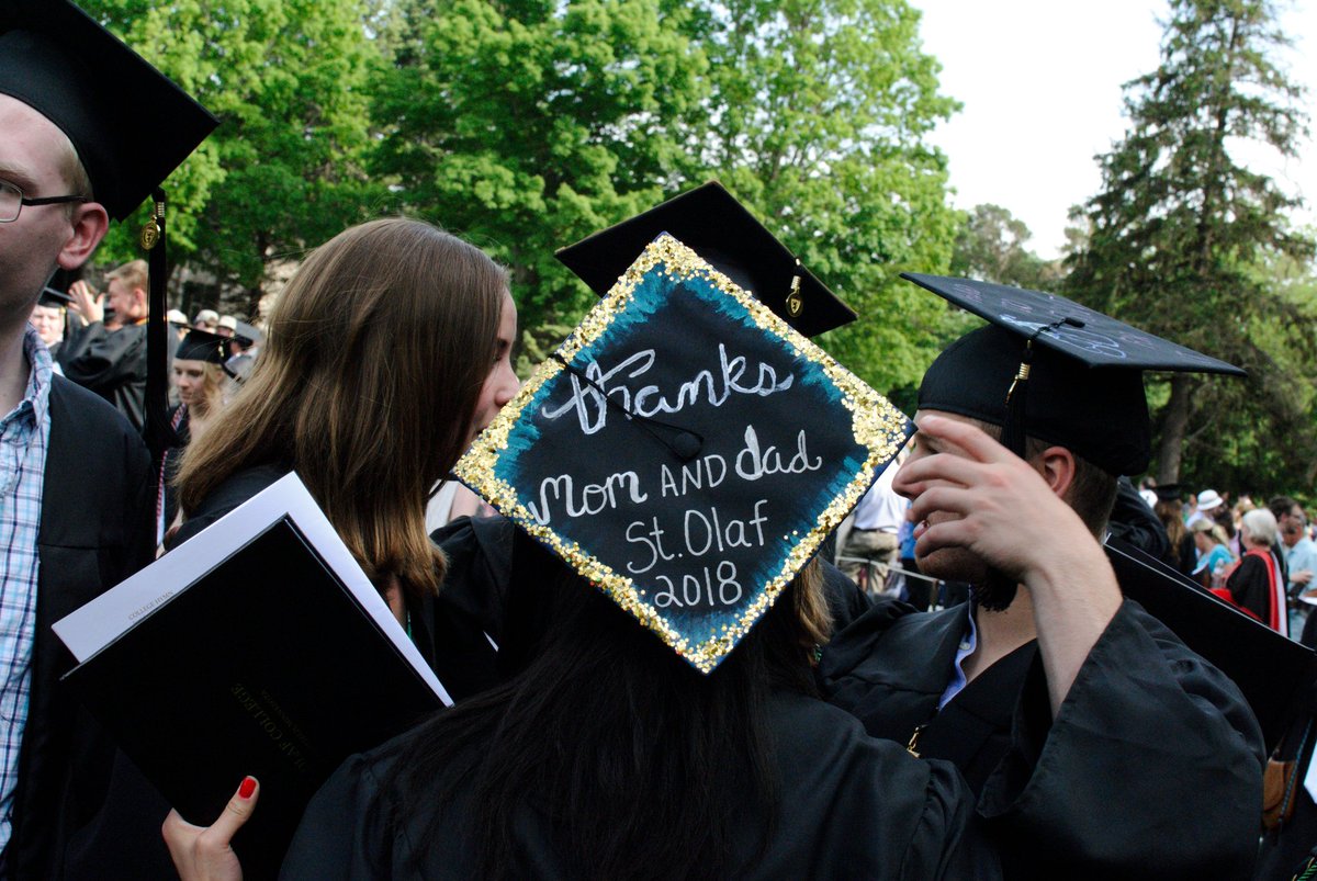 StOlaf's tweet photo. You did it, Class of 2018!! Um! Yah! Yah! #OleGrad18 https://t.co/Z5efQZCh9R