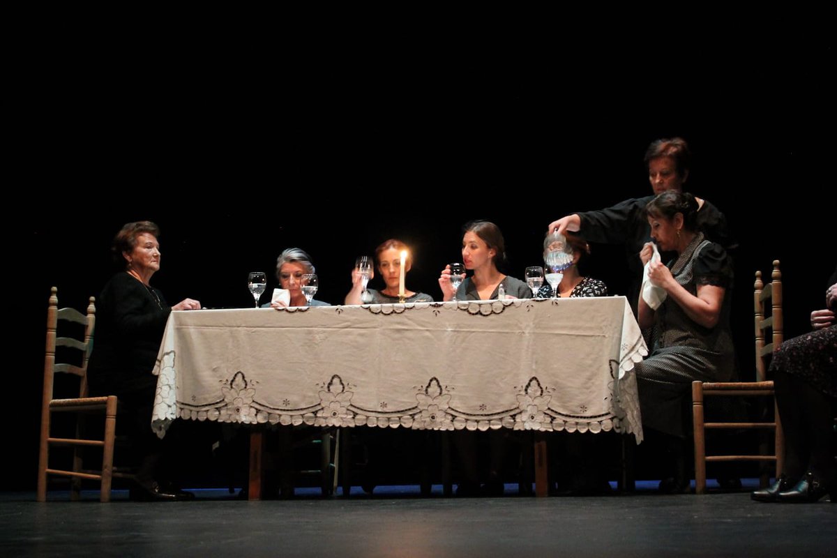 BarbaBautis's tweet photo. La casa de Bernarda Alba, el taular teatro https://t.co/fsmJjIlM9X