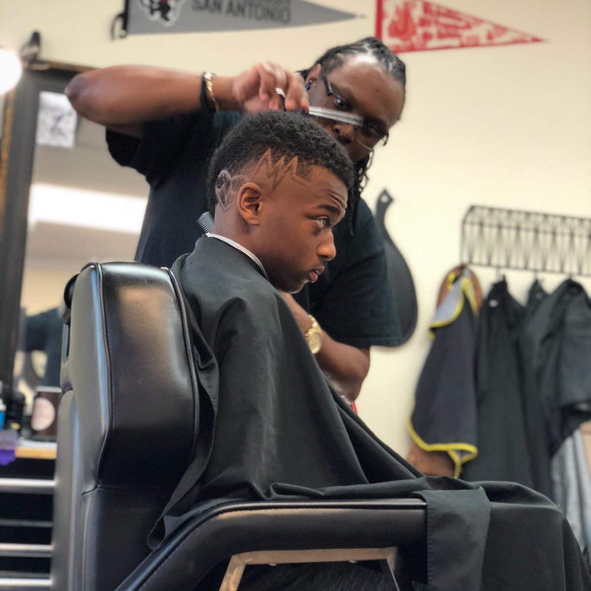 MrCharlieBarber's tweet photo. I always put my heart into it... #mrcharliethebarber #MCB #barbershopconnect #sanantoniobarbers #garagedaysmademe #everysingleday #4Barbercartel #barbercartel #barbercartelapproved #touchingmoreheartsthanheads https://t.co/GcytsEBL89