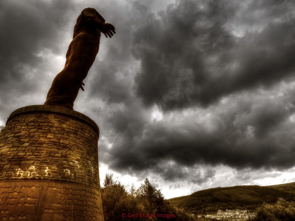 MustoGed's tweet photo. This is another award winning image "Protector Of The Skies" which shows off the Guardian of the Valleys Memorial in a new way... #BBCWalesNews #GuardianOfTheValleys #WalesOnline https://t.co/F27wJkd5up