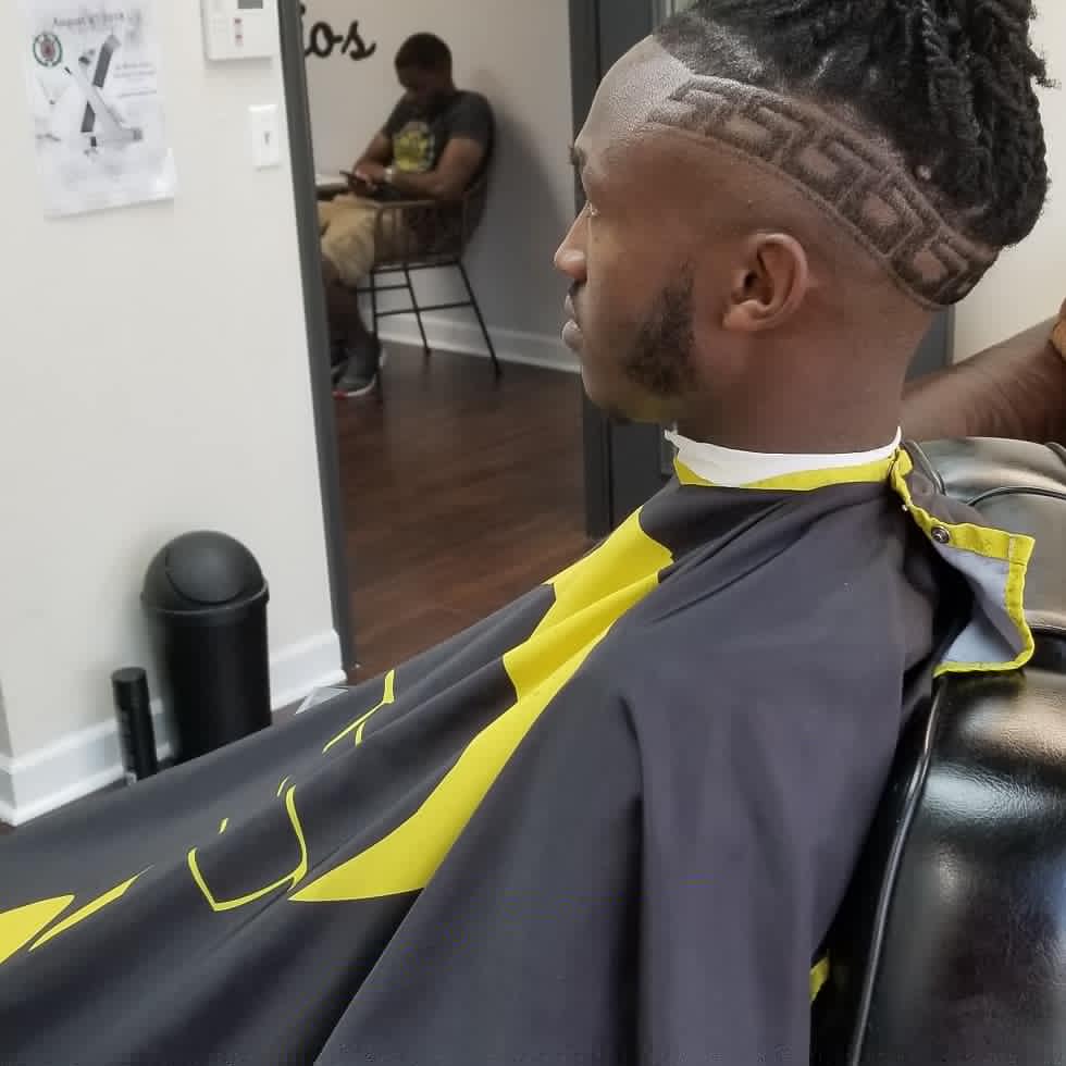 MrCharlieBarber's tweet photo. Versace #MCB #barbershopconnect #sanantoniobarbers #garagedaysmademe #everysingleday #4Barbercartel #barbercartel #barbercartelapproved #undercutdesign https://t.co/tKqKuRRjD4