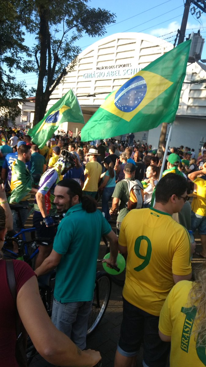 margasantana's tweet photo. @DomEspetacular Mostrem! Manifestação ocorrida em Joinville SC, tal qual ocorreu no país inteiro hj, em favor dos caminhoneiros e de uma mudança urgente para o Brasil. O povo não se engana mais. https://t.co/JqaRRlpK4M