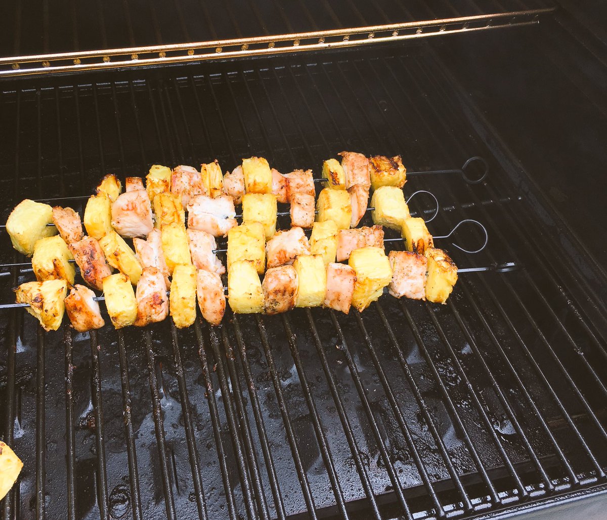TheWilltoHunt's tweet photo. Tonight’s dinner in the @camp_chef #SmokePro - Marinated Chicken &amp; Pineapple Kabobs. Served with brown rice, sweet chili sauce, guacamole, chives and cilantro. #campchef https://t.co/MpvbeilgJd