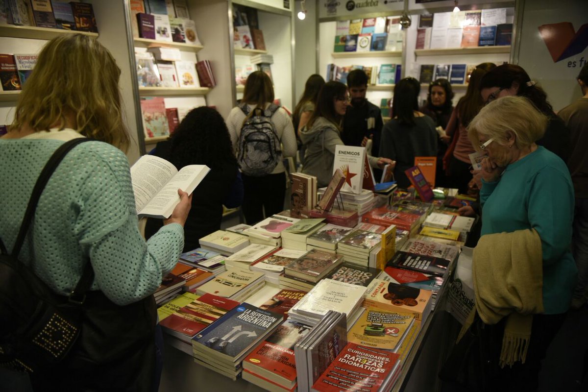 MonicaFein's tweet photo. Estamos muy felices por el gran éxito de la @FeriaLibroRos: en solo 4 días de funcionamiento recibió 50 mil personas!!! Invitamos a recorrerla hasta el 4 de junio en el @CCRF_MR con entrada libre y gratuita. https://t.co/yB0Ez6hHNz