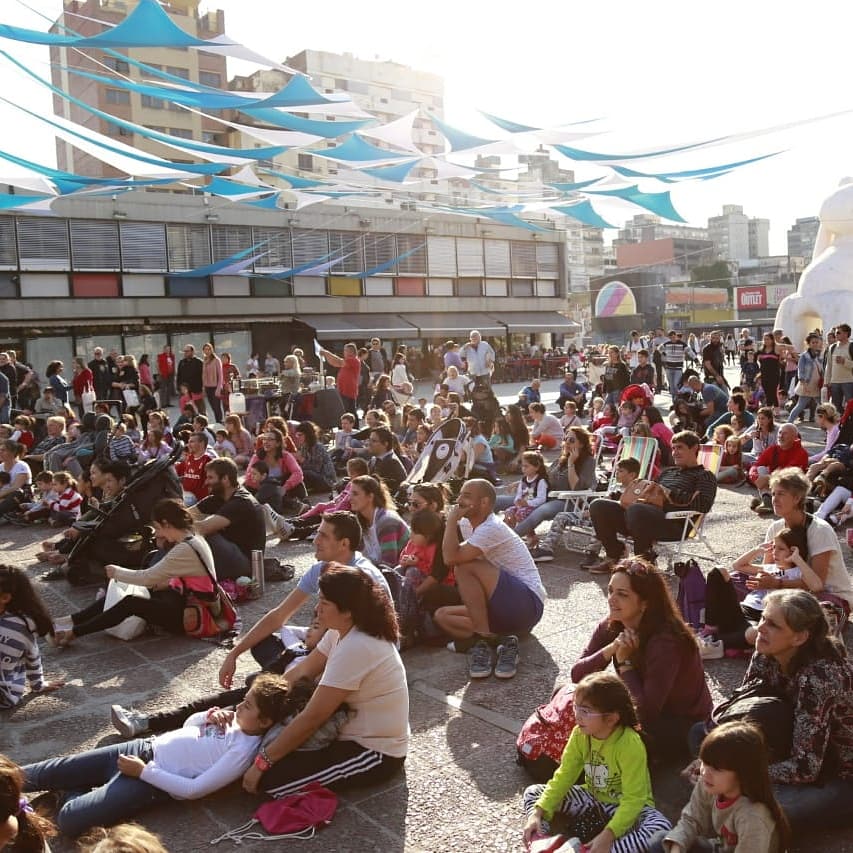 MonicaFein's tweet photo. Estamos muy felices por el gran éxito de la @FeriaLibroRos: en solo 4 días de funcionamiento recibió 50 mil personas!!! Invitamos a recorrerla hasta el 4 de junio en el @CCRF_MR con entrada libre y gratuita. https://t.co/yB0Ez6hHNz