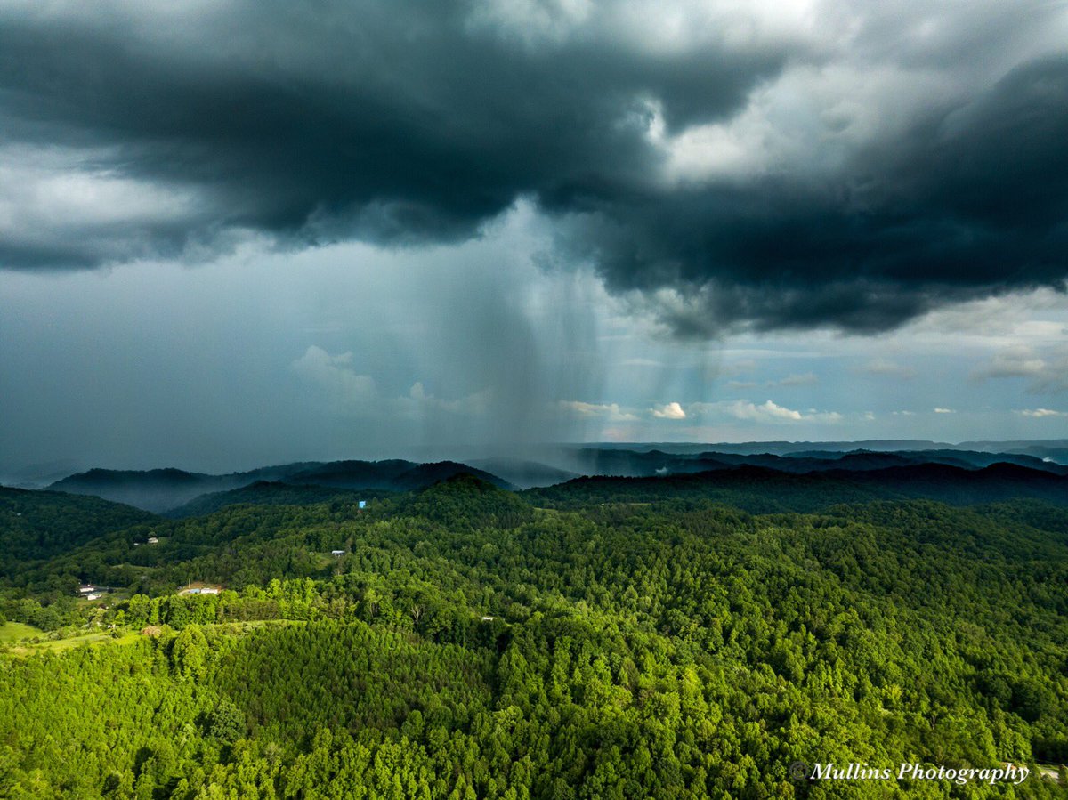 Mikemul78's tweet photo. Storm hammers Caney Ridge while other parts of the county has sun #amazing #stormwatch #djimavicpro #vasbaby #onlyinVA https://t.co/6DzciJ9dax