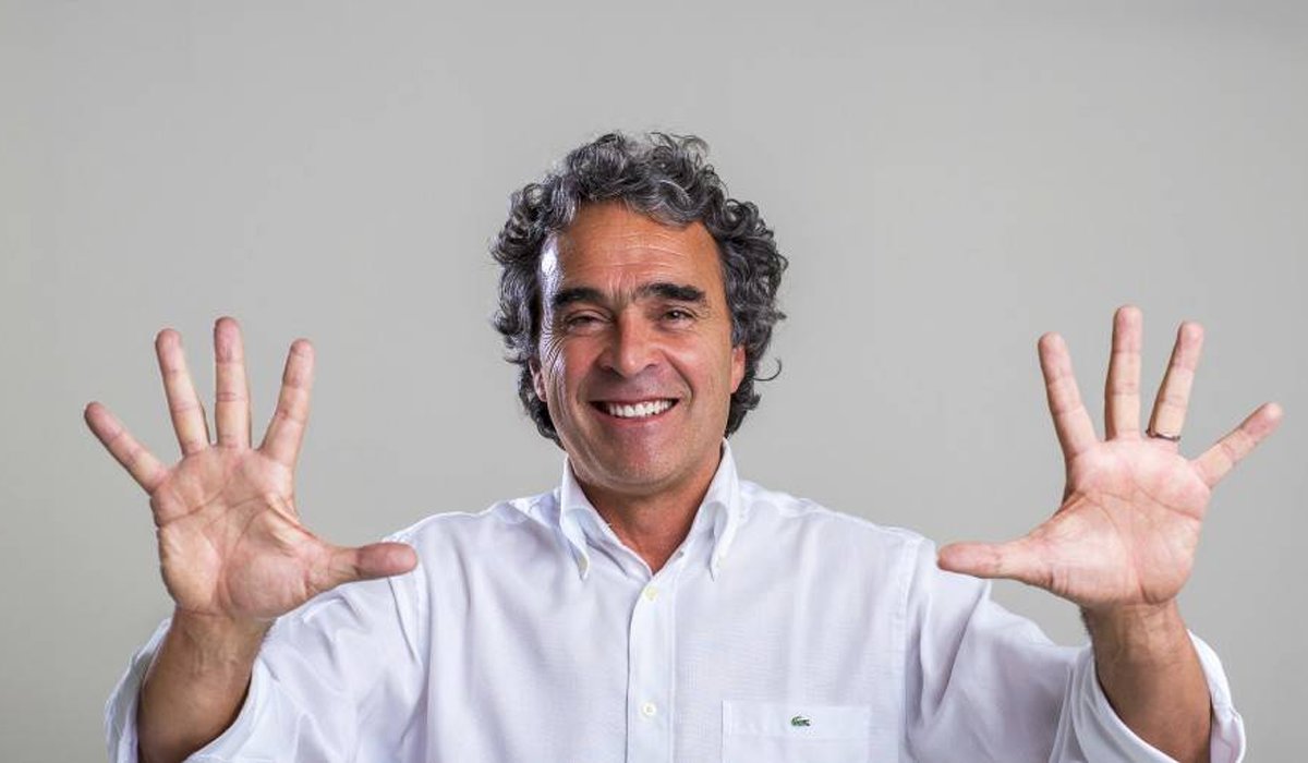 RevistaSemana's tweet photo. #ColombiaDecide l "Nosotros sabemos de confianza, en lugar del miedo. Esa es la Colombia que tiene que seguir": @sergio_fajardo https://t.co/Y7fwpg3VEC