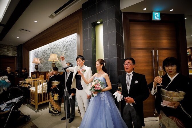 公式 Sweet Roses Club こんにちは 本日は結婚式の最後に行なう ワンモアチアーズ を紹介 披露宴の最後に新郎新婦様が退場を行なう前にもう一度乾杯を行なうセレモニーのことです 皆様からおめでとうの言葉と共に披露宴がお開きになります Cheers 公式 Sweet Roses Club こんにちは 本日は結婚式の最後に行なう ワンモアチアーズ を紹介 披露宴の最後に新郎新婦様が退場を行なう前にもう一度乾杯を行なうセレモニーのことです 皆様からおめでとうの言葉と共に披露宴がお開きになります Cheers