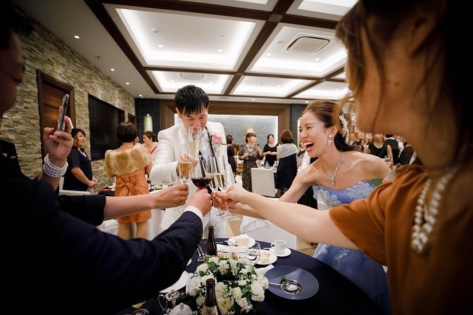 公式 Sweet Roses Club こんにちは 本日は結婚式の最後に行なう ワンモアチアーズ を紹介 披露宴の最後に新郎新婦様が退場を行なう前にもう一度乾杯を行なうセレモニーのことです 皆様からおめでとうの言葉と共に披露宴がお開きになります Cheers 公式 Sweet Roses Club こんにちは 本日は結婚式の最後に行なう ワンモアチアーズ を紹介 披露宴の最後に新郎新婦様が退場を行なう前にもう一度乾杯を行なうセレモニーのことです 皆様からおめでとうの言葉と共に披露宴がお開きになります Cheers