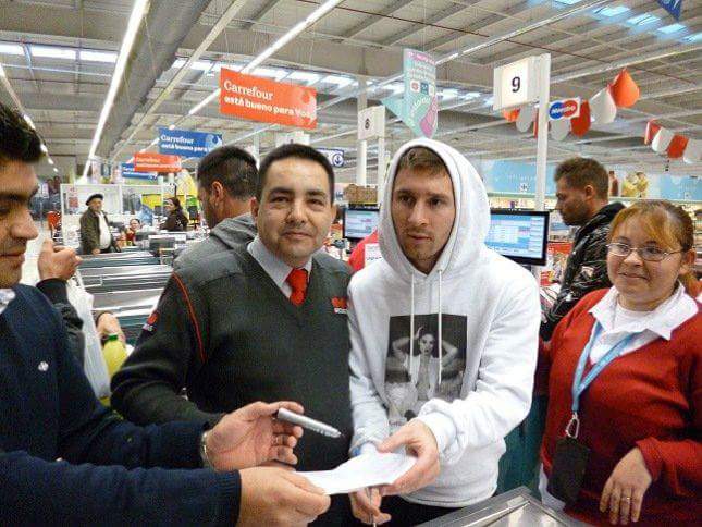 GuidoK3m3r0's tweet photo. #Messi En tu cancha #CuervoNomade 
#MessiEnElDucó en mi palacio 🎈🏰⚽ #ARG ⚪🔵⚪ https://t.co/ynaWpaYul9