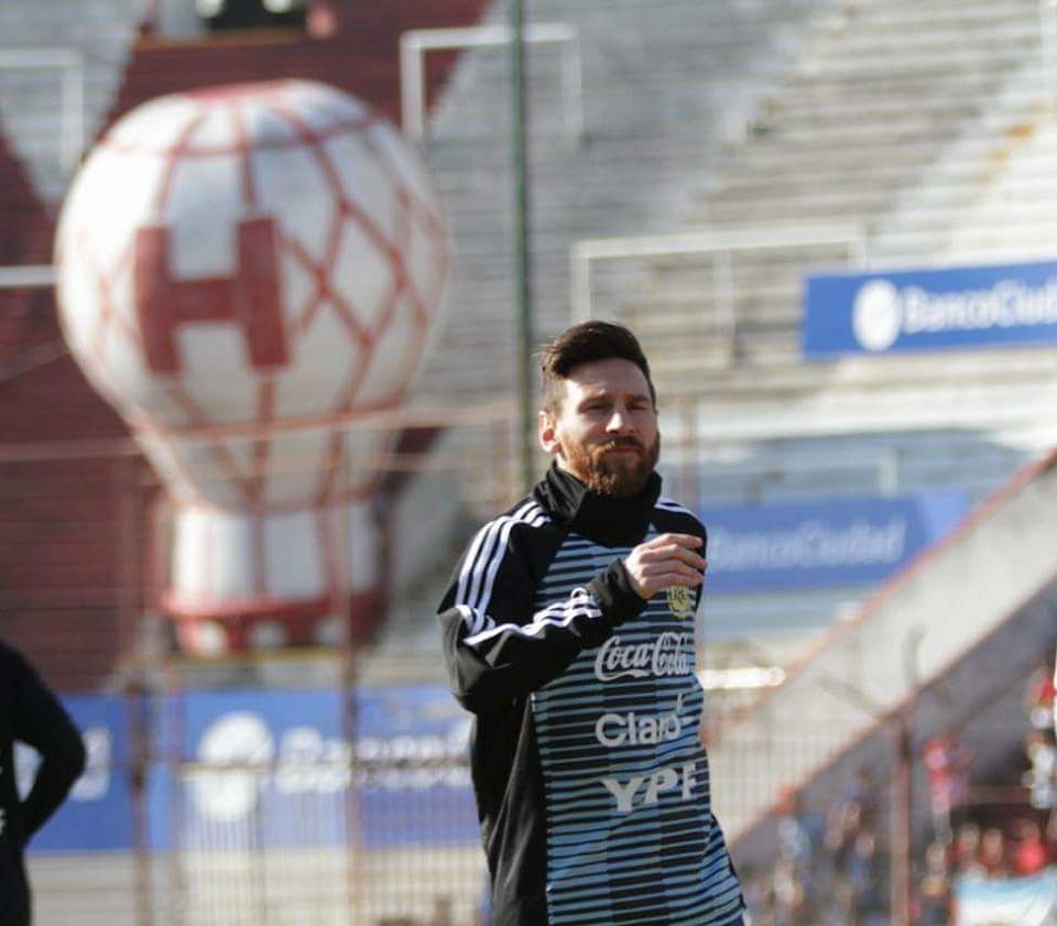 GuidoK3m3r0's tweet photo. #Messi En tu cancha #CuervoNomade 
#MessiEnElDucó en mi palacio 🎈🏰⚽ #ARG ⚪🔵⚪ https://t.co/ynaWpaYul9