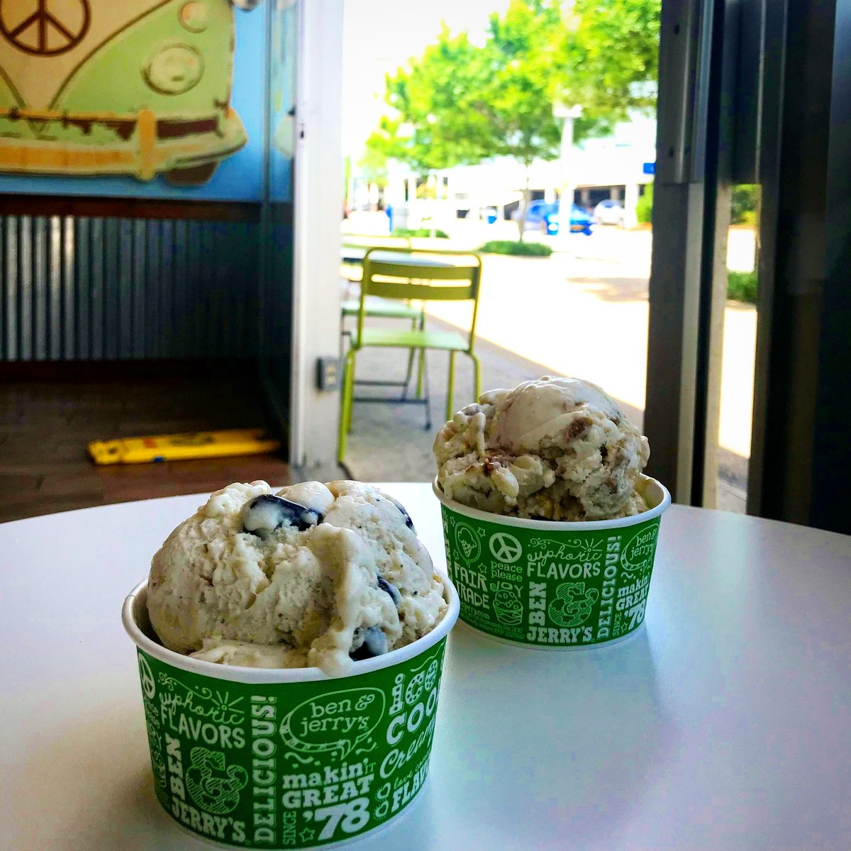 stefvstevens's tweet photo. @benandjerrys along the oceanfront has 2 vegan flavors! Caramel Almond Brittle & Coconut Almond Fudge Chip ๐ฑ๐ฆ๐
#vegan #virginiabeach #vabeach #vabeachoceanfront #hamptonroads #visitvirginia #travel #vacation #food
#brokebusyveganchick https://t.co/k7nyNrONPF