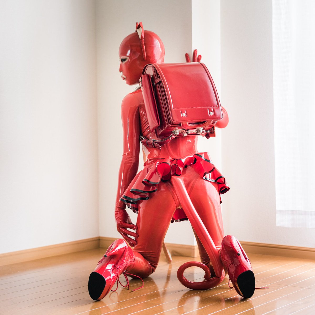 すちうる これを見た人は赤い画像を貼れ 自宅で全身赤ラバー赤ランドセルラバーねこみみ女子小学生をしたときの写真です