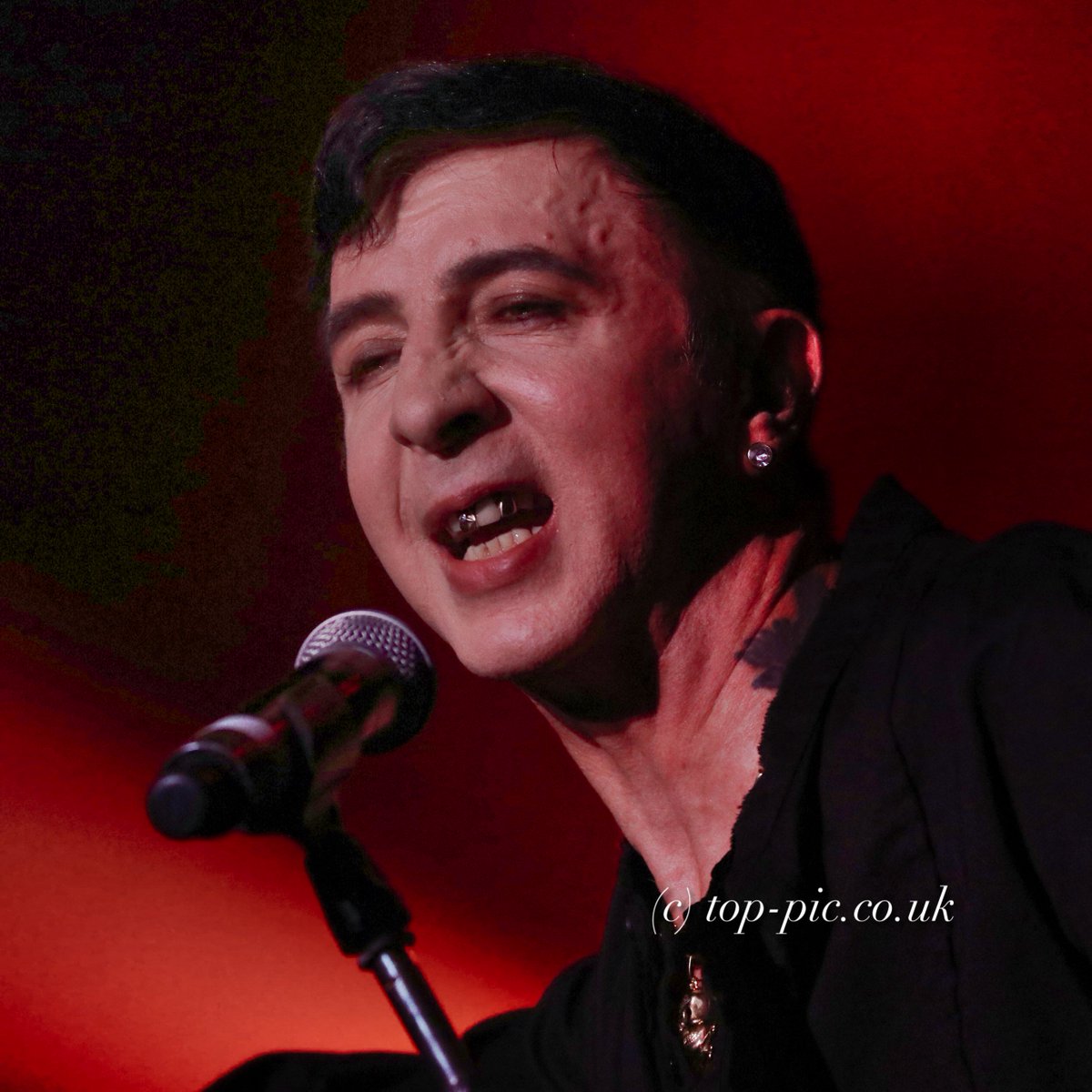 toppiccouk's tweet photo. An absolutely phenomenal performance from @MarcAlmond brings the curtain down on @InTheParkFest for another year. If you put one artiste on your "must see" list then look no further, old stuff, new stuff and even a bit of T Rex to finish #music #essex #legend #southend https://t.co/urita1ktKq