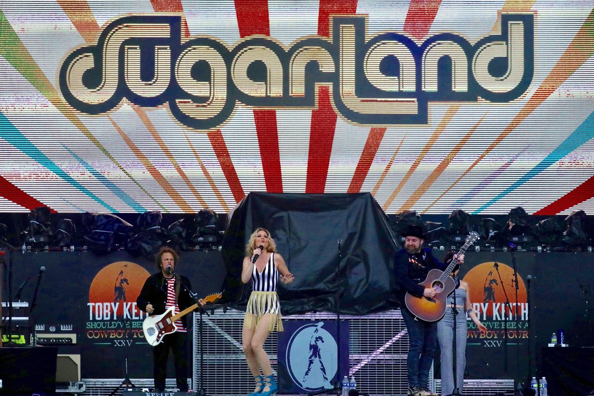 Sugarland on the Country 500 Stage! #Country500 
@DISupdates 
<a href="/Sugarlandmusic/">Sugarland</a>