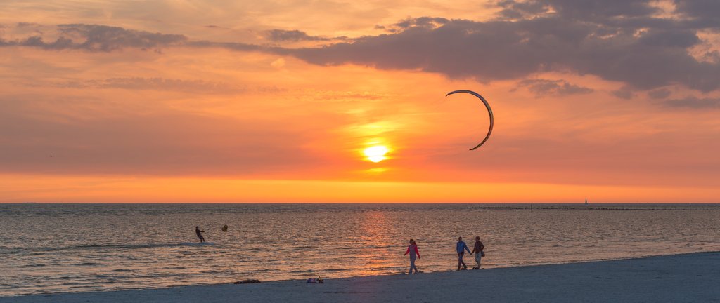 SynapseSurge's tweet photo. #Wikipedia Kitesurfer at sunset, Workum, May 2017. https://t.co/Oc5hqvmJ2J #NotAnotherCuratedPost https://t.co/P5Qq7yAmp6