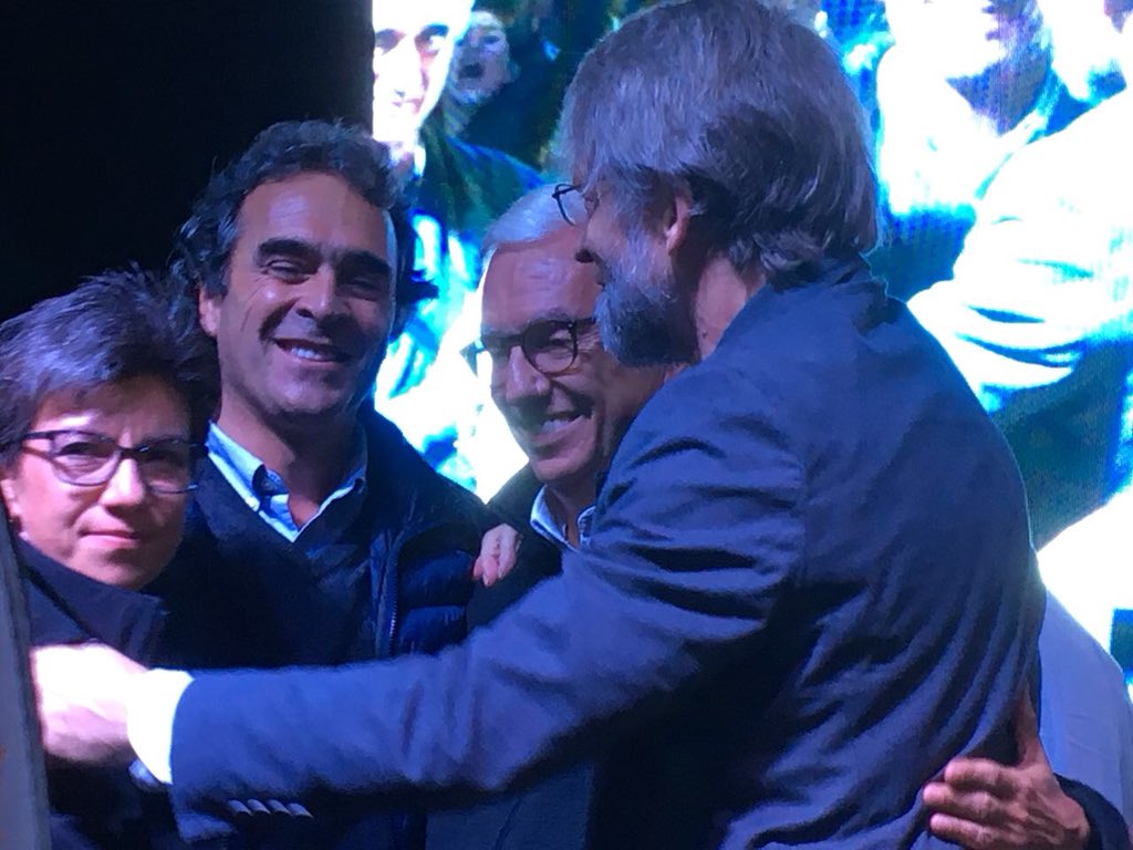 AntanasMockus's tweet photo. Gracias Colombia. Gracias Bogotá. 4.600.000 de gracias. 

Hoy demostramos que aislarse de la política tradicional se puede, que conservamos la esencia de la ola verde y que aún hay esperanza. https://t.co/MRoUXB0ADO