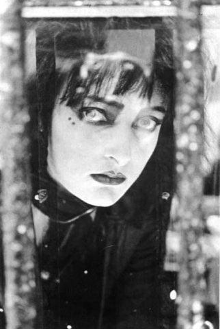 Happy birthday to Siouxsie Sioux.

Siouxsie & The Banshees- Hong Kong Garden
 