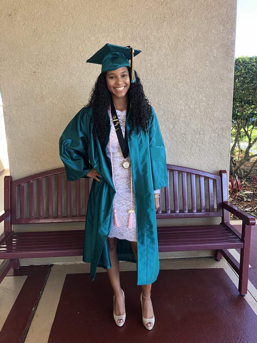 allaboutkasia's tweet photo. Officially done with High School...Time for College 🎓 @LMCWBB https://t.co/c5CWgWeo66